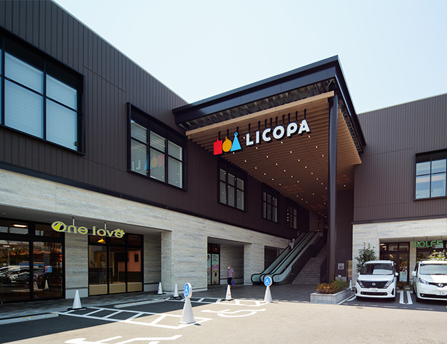 小田栄駅から徒歩5分、LICOPA川崎店内